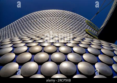 Détail de l'architecture moderne à l'extérieur du grand magasin Selfridges, Bullring Shopping Centre, Birmingham, Angleterre, Royaume-Uni, Banque D'Images