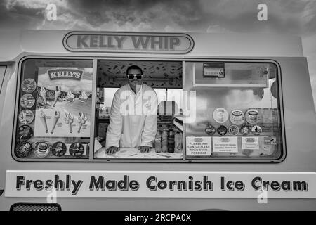 Kelly whip Ice Cream van avec homme portant des lunettes Camborne Show Agricultural show Banque D'Images