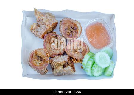 Découpe de rouleaux de viande de crabe frits sur blanc isolé. Banque D'Images