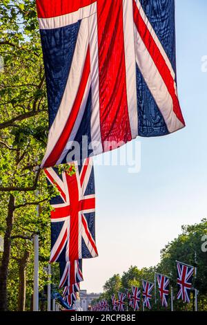 Pall Mall décoré avec des drapeaux de l'Union pour le couronnement du roi Charles Banque D'Images