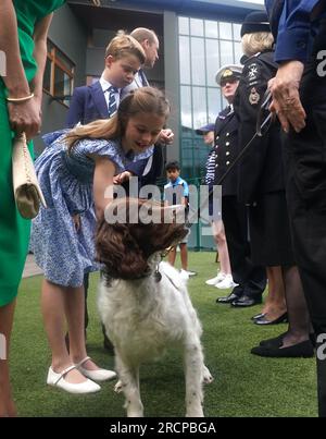 Le Prince et la Princesse de Galles avec le Prince George et la Princesse Charlotte parlent au Sgt Jacquie Crook Royal Air Force, PAM West Tactical Commander St. John's Ambulance, Lt CDR Chris Boucher Royal Navy et PC Erica Williams avec springer Spaniel police Dog Stella au 14e jour des Championnats de Wimbledon 2023 au All England Lawn tennis and Croquet Club à Wimbledon. Date de la photo : dimanche 16 juillet 2023. Banque D'Images