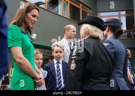 Le Prince et la Princesse de Galles avec le Prince George et la Princesse Charlotte parlent au Sgt Jacquie Crook Royal Air Force, PAM West Tactical Commander St. John's Ambulance et Lt CDR Chris Boucher Royal Navy au 14e jour des Championnats de Wimbledon 2023 au All England Lawn tennis and Croquet Club à Wimbledon. Date de la photo : dimanche 16 juillet 2023. Banque D'Images