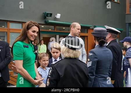 Le Prince et la Princesse de Galles avec le Prince George et la Princesse Charlotte parlent au Sgt Jacquie Crook Royal Air Force, PAM West Tactical Commander St. John's Ambulance et Lt CDR Chris Boucher Royal Navy au 14e jour des Championnats de Wimbledon 2023 au All England Lawn tennis and Croquet Club à Wimbledon. Date de la photo : dimanche 16 juillet 2023. Banque D'Images