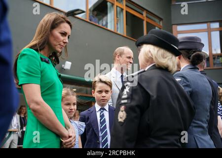 Le Prince et la Princesse de Galles avec le Prince George et la Princesse Charlotte parlent au Sgt Jacquie Crook Royal Air Force, PAM West Tactical Commander St. John's Ambulance et Lt CDR Chris Boucher Royal Navy au 14e jour des Championnats de Wimbledon 2023 au All England Lawn tennis and Croquet Club à Wimbledon. Date de la photo : dimanche 16 juillet 2023. Banque D'Images