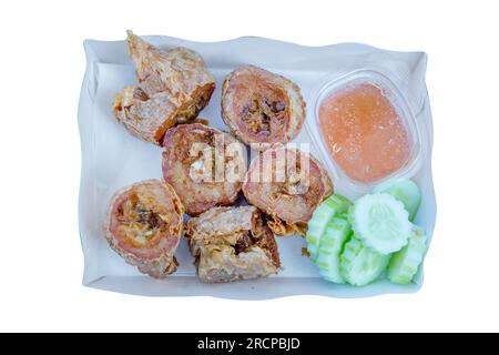 Découpe de rouleaux de viande de crabe frits sur blanc isolé. Banque D'Images