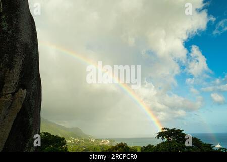 Double formation arc-en-ciel près du rivage de la plage de beau vallon, Mahé Seychelles Banque D'Images