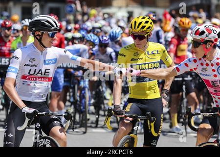 Étape 15 : les Gets les portes du Soleil à Saint-Gervais Mont-blanc. 16 juillet 2023. Le slovène Tadej Pogacar du Team Emirates des Émirats arabes Unis, le danois Jonas Vingegaard de Jumbo-Visma et l'américain Neilson Powless d'EF Education-EasyPost photographié au départ de la 15e étape du Tour de France, des Gets les portes du Soleil à Saint-Gervais Mont-blanc (179 km), France, dimanche 16 juillet 2023. Crédit : Agence de presse Belga/Alamy Live News Banque D'Images