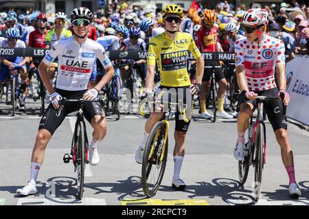 Étape 15 : les Gets les portes du Soleil à Saint-Gervais Mont-blanc. 16 juillet 2023. Le slovène Tadej Pogacar du Team Emirates des Émirats arabes Unis, le danois Jonas Vingegaard de Jumbo-Visma et l'américain Neilson Powless d'EF Education-EasyPost photographié au départ de la 15e étape du Tour de France, des Gets les portes du Soleil à Saint-Gervais Mont-blanc (179 km), France, dimanche 16 juillet 2023. Crédit : Agence de presse Belga/Alamy Live News Banque D'Images