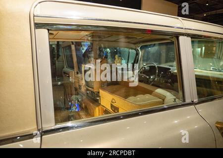 Exposition au musée de la 1960 cadillac Gold Fleetwood Series 60 Special Sedan appartenant à Elvis Presley, exposée au Country Music Hall of Fame de Nash Banque D'Images