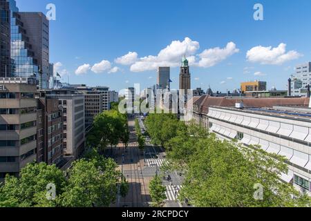 Rotterdam, pays-Bas-9 juin 2022 ; vue aérienne à grand angle au-dessus du Coolsingel vers la fontaine Hofplein avec à droite l'hôtel de ville Banque D'Images