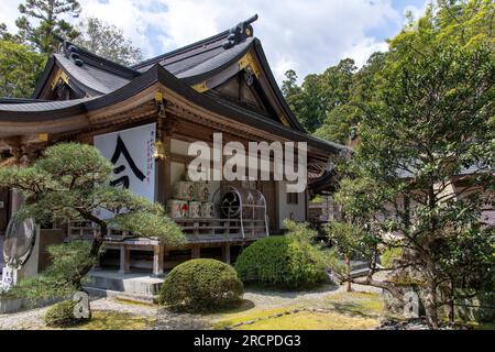 Tanabe, Wakayama, Japon-4 avril 2023 ; sanctuaire shinto Kumano Hongu Taisha avec barils de saké empilés colorés avec art et écriture le long du pilg Kumano Kodo Banque D'Images