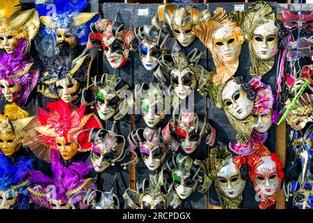 Venise, Italie - 11 février 2018 : masques colorés traditionnels dans le marché au carnaval de Venise Banque D'Images