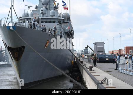 Wilhelmshaven, Allemagne. 16 juillet 2023. La frégate a amarré à la jetée dans le port. La frégate 'Mecklenburg-Vorpommernn' revient du déploiement de l'OTAN. Au cours de son déploiement de six mois, la frégate participe à des exercices multinationaux avec l'unité de porte-avions du porte-avions américain USS Gerald Ford en mer du Nord et dans l'Arctique. Crédit : Lars Penning/dpa/Alamy Live News Banque D'Images