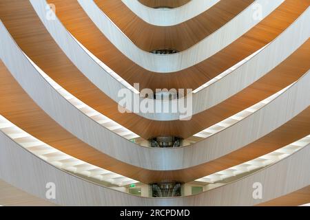 Zurich, Suisse-27 mai 2023 ; intérieur de la bibliothèque de l’Institut de droit de l’Université de Zurich avec atrium incurvé en bois coiffé d’un verre de Span Banque D'Images