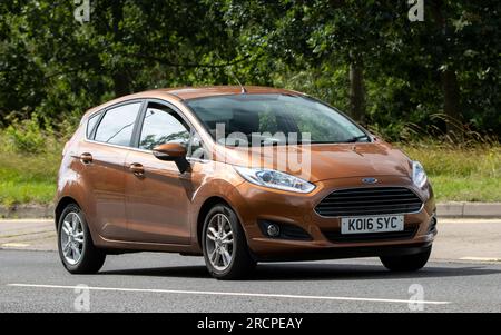 Milton Keynes, Royaume-Uni - 16 juillet 2023 : voiture FORD FIESTA brune 2016 roulant sur une route anglaise Banque D'Images