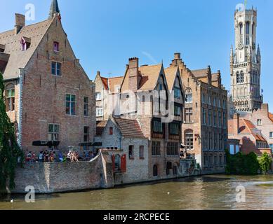 Bruges, Belgique - 11 juillet 2010 : Canal Groenerei. Hôtels et restaurants sur la rive à proximité du beffroi de Bruges. Banque D'Images