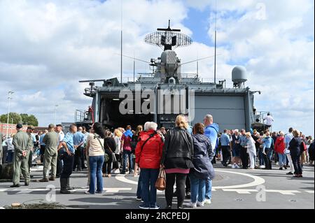 Wilhelmshaven, Allemagne. 16 juillet 2023. De nombreux membres sont sur le pont de la frégate. La frégate 'Mecklenburg-Vorpommernn' revient du déploiement de l'OTAN. Au cours de son déploiement de six mois, la frégate a été engagée dans des exercices multinationaux avec l'unité de porte-avions du porte-avions américain USS Gerald Ford en mer du Nord et dans l'Arctique. Crédit : Lars Penning/dpa/Alamy Live News Banque D'Images