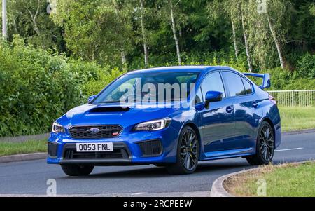 Milton Keynes, Royaume-Uni - 16 juillet 2023 : voiture SUBARU WRX bleue 2018 roulant sur une route anglaise Banque D'Images