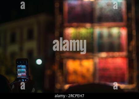 Kaiserslautern, Allemagne. 15 juillet 2023. Des spectateurs ravis de prendre des photos lors du spectacle « Gauguin's Turtle ». Trois jours de spectacles de rue théâtraux et de musique offerts par 200 artistes internationaux dans le centre-ville de Kaiserslautern - jour 2. Crédit : Gustav Zygmund/Alamy News Banque D'Images