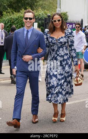 Tom Hiddleston et Zawe Ashton arrivent le 14e jour des Championnats de Wimbledon 2023 au All England Lawn tennis and Croquet Club à Wimbledon. Date de la photo : dimanche 16 juillet 2023. Banque D'Images