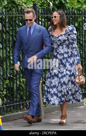 Tom Hiddleston et Zawe Ashton arrivent le 14e jour des Championnats de Wimbledon 2023 au All England Lawn tennis and Croquet Club à Wimbledon. Date de la photo : dimanche 16 juillet 2023. Banque D'Images