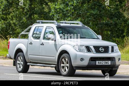 Milton Keynes, Royaume-Uni - 16 juillet 2023 : voiture NISSAN NAVARA 2012 roulant sur une route anglaise Banque D'Images