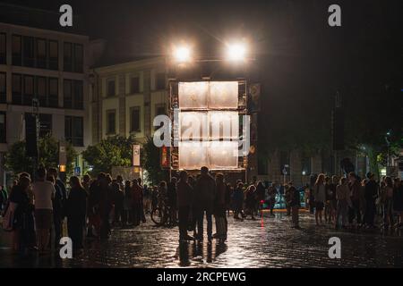 Kaiserslautern, Allemagne. 15 juillet 2023. Stiftsplatz (place) après le spectacle live de la « Tortue de Gauguin ». Trois jours de spectacles de rue théâtraux et de musique offerts par 200 artistes internationaux dans le centre-ville de Kaiserslautern - jour 2. Crédit : Gustav Zygmund/Alamy News Banque D'Images