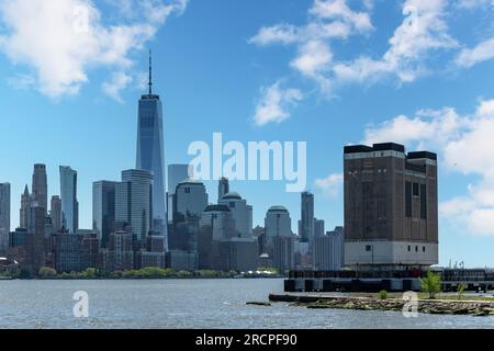 Vue panoramique depuis le front de mer à Jersey City, NJ, États-Unis vers Lower Manhattan, New York City avec gratte-ciel de l'autre côté de Hudson rive Banque D'Images