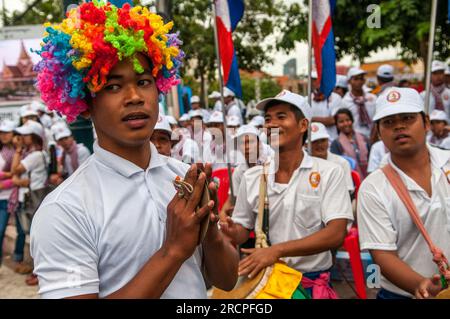 Hun Sen, partisan, portant une perruque colorée lors d'un rassemblement politique avant l'élection générale de 2013 pour le Premier ministre. Phnom Penh, Cambodge. © Kraig Lieb Banque D'Images