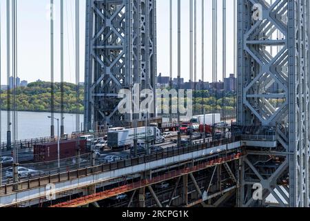 New York City, NY, USA-May 2022 ; vue rapprochée face à Manhattan de la circulation dense sur le pont George Washington à deux étages enjambant le fleuve Hudson, Banque D'Images