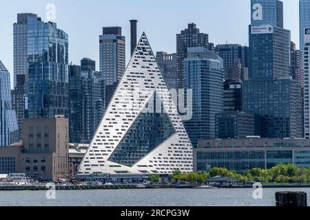 New York City, NY, USA-Mai 2022 ; vue rapprochée d'un bloc de tour en forme de pyramide ou tétraèdre VIA 57 West par Bjarke Ingels Group (BIG) le long de l'Hudson Banque D'Images