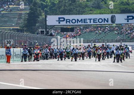 Imola, Italie. 16 juillet 2023. Départ de la course Superpole lors de la course Superpole le Motul FIM Superbike Championship - Italian Round course du dimanche lors du World Superbikes - CPrometeon Italian Round, 14-16 juillet 2023 à Imola, Italie. (Photo de Fabio Averna/Sipa USA) crédit : SIPA USA/Alamy Live News Banque D'Images