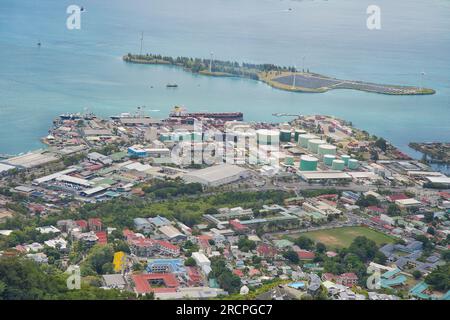 Sentier nature de Troise frere, vue sur le port international, la compagnie thonière de l'océan indien, le parc marin de St anne, l'eau de Turqouise et l'île de romainville, Banque D'Images