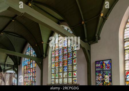 Gouda, pays-Bas-juin 2022 ; vue intérieure des vitraux du 16e siècle de l'église Saint-Jean Banque D'Images