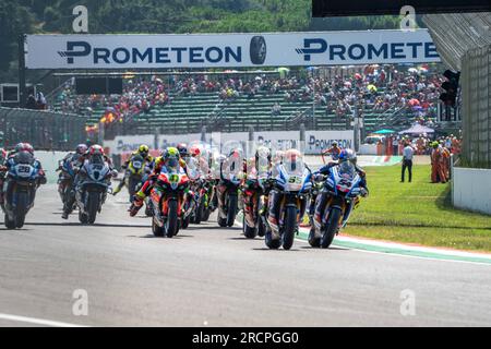 Imola, Italie. 16 juillet 2023. Départ de la course Superpole lors de la course Superpole le Motul FIM Superbike Championship - Italian Round course du dimanche lors du World Superbikes - CPrometeon Italian Round, 14-16 juillet 2023 à Imola, Italie. (Photo de Fabio Averna/Sipa USA) crédit : SIPA USA/Alamy Live News Banque D'Images