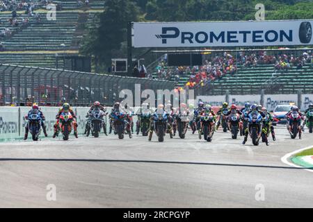 Imola, Italie. 16 juillet 2023. Départ de la course Superpole lors de la course Superpole le Motul FIM Superbike Championship - Italian Round course du dimanche lors du World Superbikes - CPrometeon Italian Round, 14-16 juillet 2023 à Imola, Italie. (Photo de Fabio Averna/Sipa USA) crédit : SIPA USA/Alamy Live News Banque D'Images