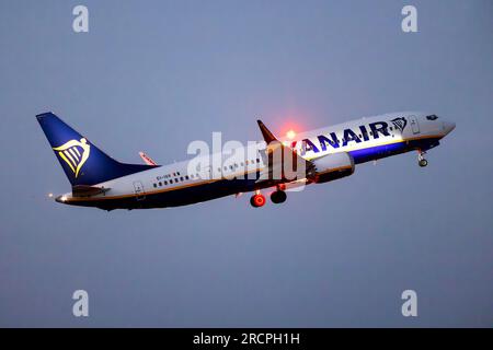 Ryanair Boeing 737-8-200 MAX (Reg : EI-IGV) au départ de la piste 13 juste avant l'obscurité totale. Banque D'Images