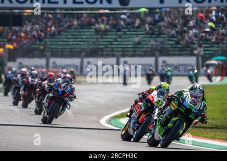 Imola, Italie. 16 juillet 2023. 22 Alex Lowes (GBR) Kawasaki ZX-10RR, Kawasaki Racing Team WorldSBK et 47 Axel Bassani (ITA) Ducati Panigale V4R, Motocorsa Racing lors de Superpole Race Motul FIM Superbike Championship - Italian Round dimanche lors du World Superbikes - CPrometeon Italian Round, 14-16 juillet 2023 à Imola, Italie. (Photo de Fabio Averna/Sipa USA) crédit : SIPA USA/Alamy Live News Banque D'Images