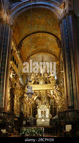 Botafumeiro brûleur d'encens thurible suspendu devant l'autel principal traditionnellement utilisé dans la messe de pèlerin Santiago de Compostela Galice Espagne Banque D'Images