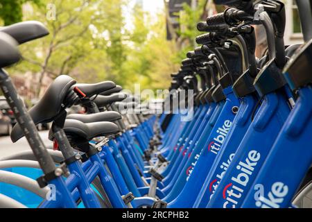 New York City, NY, USA-juin 2022 ; vue rapprochée à travers les cadres de nombreux vélos Citi bleus faisant partie d'un système public de partage de vélos, garés dans l'un des t Banque D'Images
