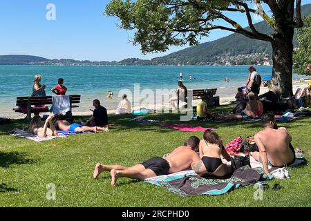 Rottach Egern, Deutschland. 15 juillet 2023. Jour d'été 2023 (07/15/2023) à Tegernsee. Ringsee/Badeanlage Schorn, mieux connu sous le nom de Popperwiese dans Rottach Egern. Baigneurs, vacanciers, plage, lac, baigner, nager, ? Crédit : dpa/Alamy Live News Banque D'Images