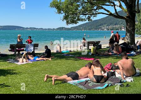 Rottach Egern, Deutschland. 15 juillet 2023. Jour d'été 2023 (07/15/2023) à Tegernsee. Ringsee/Badeanlage Schorn, mieux connu sous le nom de Popperwiese dans Rottach Egern. Baigneurs, vacanciers, plage, lac, baigner, nager, ? Crédit : dpa/Alamy Live News Banque D'Images