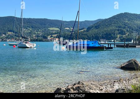 Rottach Egern, Deutschland. 15 juillet 2023. Jour d'été 2023 (07/15/2023) à Tegernsee. Vue sur la commune de Tegernsee, des voiliers attachés à des bouées nagent au premier plan. ? Crédit : dpa/Alamy Live News Banque D'Images