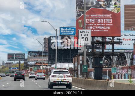 New York City, NY, USA-juin 2022 ; perspective du conducteur sur Henry Hudson Parkway en direction nord à 125th Street avec pont routier surélevé à côté de la Banque D'Images