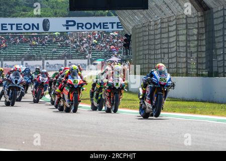 Imola, Italie. 16 juillet 2023. Départ de la course Superpole lors de la course Superpole le Motul FIM Superbike Championship - Italian Round course du dimanche lors du World Superbikes - CPrometeon Italian Round, 14-16 juillet 2023 à Imola, Italie. (Photo de Fabio Averna/Sipa USA) crédit : SIPA USA/Alamy Live News Banque D'Images