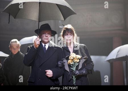 Funérailles d'Ophelia : Hilton McRae (Claudius), Jane Birkin (Gertrude) dans HAMLET par Shakespeare au Royal Theatre, Northampton, Angleterre 22/03/2005 conception : Laura Hopkins éclairage : Mark Jonathan combats : Terry King réalisateur : Rupert Goold Banque D'Images