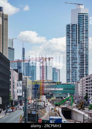 16 juillet 2023, Hesse, Francfort-sur-le-main : de nombreux travaux sont actuellement en cours devant le centre commercial Skyline Plaza avec l'extension de la ligne U5 jusqu'à Europaviertel. L'Europaviertel est maintenant situé sur l'ancien site de la gare de fret principale avec son parc de champ de piste. Photo : Andreas Arnold/dpa Banque D'Images