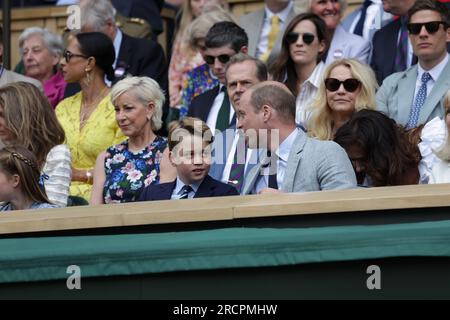 Londres, Royaume-Uni. 16 juillet 2023 ; All England Lawn tennis and Croquet Club, Londres, Angleterre : Tournoi de tennis de Wimbledon ; finale de simple homme sur le court central : SAR le Prince de Galles parle avec son fils George devant Chris Evert crédit : action plus Sports Images/Alamy Live News Banque D'Images