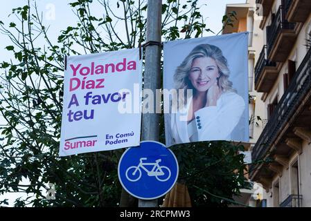 Barcelone, Espagne. 14 juillet 2023. Une affiche électorale représentant le chef du parti politique 'Sumar' Yolanda Diaz vue dans le centre-ville. Espagne des élections anticipées auront lieu le 23 juillet, étant les premières élections générales organisées pendant la saison estivale avec la majorité de la population en vacances. Crédit : SOPA Images Limited/Alamy Live News Banque D'Images