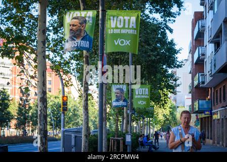 Barcelone, Espagne. 14 juillet 2023. Une affiche électorale représentant le chef du parti politique d'extrême droite "Vox" vu dans le centre-ville. Espagne des élections anticipées auront lieu le 23 juillet, étant les premières élections générales organisées pendant la saison estivale avec la majorité de la population en vacances. Crédit : SOPA Images Limited/Alamy Live News Banque D'Images